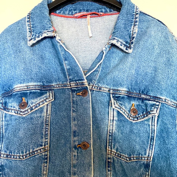 NWOT. Free People ladies slightly distressed denim jacket. - Picture 2 of 9